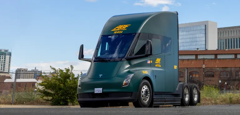 ABF Freight 引入特斯拉 Semi 电动卡车，评估车队扩展可行性