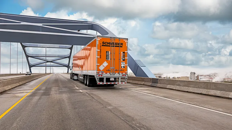 Schneider National第四季度运营利润同比下降14%