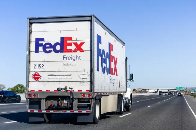 FedEx Freight解雇高管，称其违反行为准则